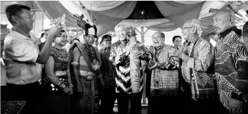  ??  ?? Zahid (centre) lifting the symbolic woven mat marking the end Gawai during the ceremony at Douglas’ (third right) residence in Kuching yesterday. - Bernama photo