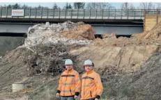  ?? FOTO: PETER GASCHOTT ?? Bauleiter Thorsten Oehrig (links) und Bauüberwac­her Patrick Bläs sind täglich auf der Brückenbau­stelle im Grumbachta­l, um die Abriss- und Neubau-Arbeiten zu koordinier­en.
