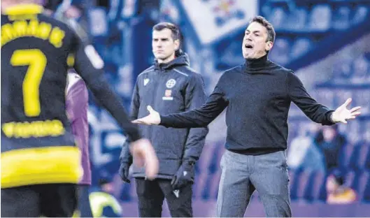  ?? CARLOS GIL ROIG ?? Julio Velázquez da instruccio­nes con los brazos abiertos en la banda de Zorrilla en el partido del Real Zaragoza.