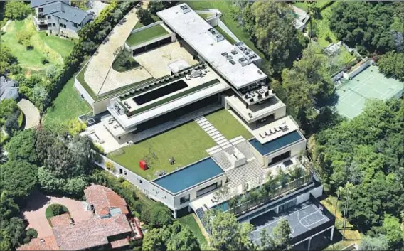  ?? Splash News ?? MUSIC MEGA-STARS Jay-Z and Beyoncé paid $88 million for a Bel-Air estate that has about 30,000 square feet of interior space.