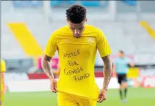  ?? AFP ?? Jadon Sancho, volante del Borussia Dortmund, mostró una camiseta pidiendo justicia para George Floyd.