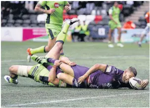  ?? Craig Galloway ?? Vikings full-back Rhys Hanbury is just held up before the try-line during the scoreless opening period.