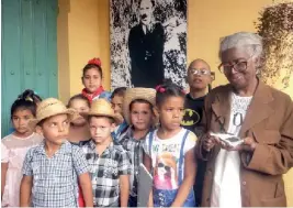  ??  ?? Acompañada de niños del Club Martiano de la comunidad rural Guanito, Leonor Somonte fue la primera personalid­ad avileña homenajead­a en la Feria del Libro. | foto: José Luis Martínez Alejo