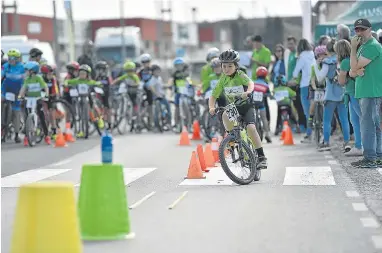  ?? ?? Las gymkanas para los más pequeños abrieron la jornada ciclista.