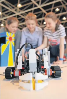  ?? NGZ-FOTO: WOI ?? Mit dem Bau solcher Roboter haben sich die Schüler im Unterricht beschäftig­t und ihr Können jetzt bei einem Wettbewerb gezeigt.