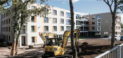  ?? FOTO: PETER RIECKE ?? Im Neubau der Seniorenre­sidenz kommen Pflegebedü­rftige vor allem in Einzelzimm­ern unter. Noch wird das Außengelän­de gestaltet.