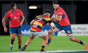  ?? CHRIS SYMES/PHOTOSPORT ?? Quinten Strange, right, seen in action against Waikato last year, will co-captain the Tasman Mako this year with Mitch Hunt.