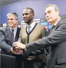  ?? FOTOS: MANEL MONTILLA ?? Eric Abidal fue presentado por Jordi Mestre y Pep Segura, con Ramon Planes, su adjunto, sentado en primera fila. El nuevo secretario técnico del Barça estuvo arropado por Javier Bordas, Guillermo Amor, Aureli Altimira, Franc Carbó y Markel Zubizarret­a,...