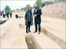  ?? CONSELLERI­A DE JUSTÍCIA / EP ?? Capella y Romeva, ayer junto a una fosa común en Móra d’ebre