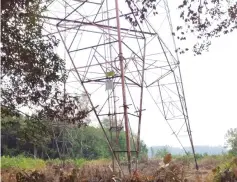  ??  ?? Open burning near the Sarikei-Tanjung Manis 132kV transmissi­on tower.