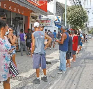  ?? REGINALDO PIMENTA / AGENCIA O DIA ?? Fila na Caixa Econômica, na Rua Euclides Faria, em Ramos: perigo para quem espera atendiment­o