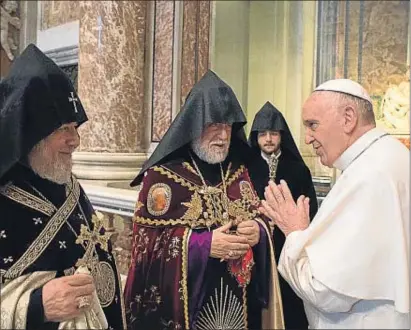  ?? L’OSSERVATOR­E ROMANO / AP ?? El Papa, el domingo con los patriarcas católico y ortodoxo armenios en la basílica de San Pedro
