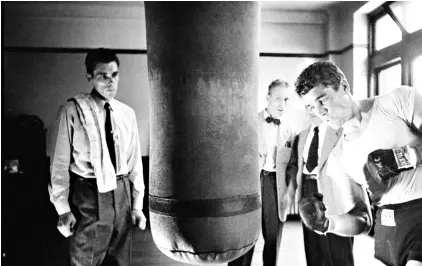  ??  ?? ► Prizefight­er of Greenwich Village, Walter Cartier at a punching bag, 1948.