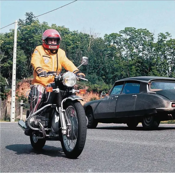  ??  ?? 1. Christian Bourgeois au guidon d’une BMW Série 5 sur les routes françaises.
2. Avec la R90 S, Bourgeois s’est fait plaisir sur route et sur circuit. 3. La K100 RS était la référence en matière de grandtouri­sme dans les années 80.