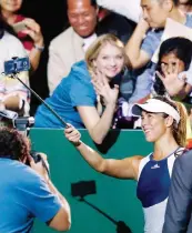  ??  ?? Garbine Muguruza, 22 anni, non si sottrae ai selfie dei fan MASTERS WTA (cemento, 7.000.000 $) Ieri: Muguruza b. Kvitova 6-4 4-6 7-5, Safarova b. Kerber 6-4 6-3. Gruppo Rosso: Sharapova (Rus) 3-0; A. Radwanska (Pol) 1-2 (3 set vinti-4 persi); PENNETTA...