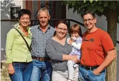  ?? Fotos: Stephanie Lorenz ?? Karina Hildebrand­t, Jürgen Schuler sowie Marion und Hermann Auer mit Töchterche­n Clara geben am Mittag ihre Stimmen ab.