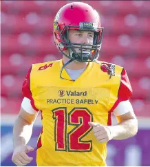  ?? JIM WELLS ?? Quarterbac­k Adam Sinagra and the Calgary Dinos can clinch home-field advantage throughout the Canada West playoffs with a victory.