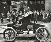  ??  ?? Henry Ford nutzte Fließbände­r, um daran Autos bauen zu lassen. Auch Schutzmask­en werden heute an Fließbände­rn herge‰ stellt.