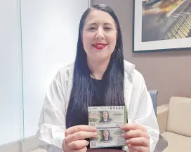  ?? ?? l Suzette Celaya Aguilar muestra el cachito de la Lotería donde aparece su fotografía.