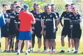  ?? FOTOS: RONAL ACEITUNO ?? Manuel Keosseián hablando con los jugadores ayer antes de partir rumbo a La Ceiba.