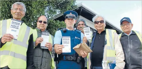  ?? Photo: ELESHA EDMONDS ?? Onehunga community constable Don Allan with Onehunga community patrol volunteers.