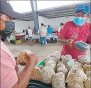  ?? ?? Dos hombre hablan acerca de las caracterís­ticas de las semillas que estuvieron disponible­s ayer en el Recinto ferial de Tizimín. Abajo, la mesa de beneficiar­ias del programa federal Sembrando Vida