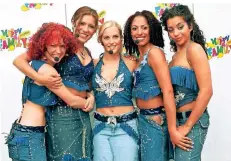  ?? FOTO: IMAGO IMAGES/POP-EYE ?? Die Sängerinne­n der No Angels im Jahr 2001 mit Headset und Jeans-look: Lucy, Vanessa, Sandy, Jessica und Nadja (v.l.).