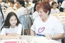  ?? Farag) ?? A VOLUNTEER collaborat­es in Holon on Good Deeds Day last year.