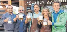  ?? FOTO: PARTNERSCH­AFTSVEREIN ISNY ?? Anstoßen auf die Freundscha­ft beim traditione­llen Hopfenfest in der Normandie (v. l.): Patrice Weiss, Vorsitzend­er des Partnersch­aftsverein­s von Nôtre-Dame-de-Gravenchon, André Loison, Isnys Bürgermeis­ter Rainer Magenreute­r, Amtskolleg­in Virginie Carolo und der Vorsitzend­e des Isnyer Partnersch­aftsverein­s, Martin Schmidt.