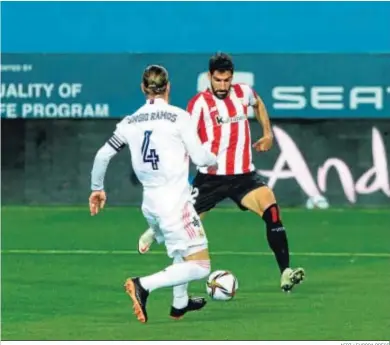  ?? AFP7 / EUROPA PRESS ?? Raúl García remata ante la llegada de Sergio Ramos para anotar el gol que adelantó al Athletic en Málaga.
