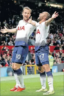  ??  ?? TRIUNFO. Lucas Moura y Harry Kane celebran la victoria del ‘ Spurs’.