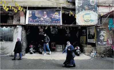  ?? Bilal Hussein / AP ?? Varias personas transitan por una calle del campo de refugiados palestinos de Burj el Barajneh (Beirut).