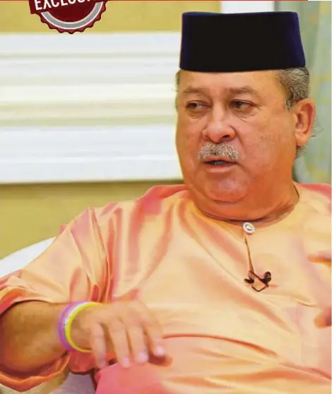  ?? PIX
BY ZAIN AHMED ?? Sultan of Johor Sultan Ibrahim Sultan Iskandar says Johor can cooperate with Singapore to administer the Horsburgh lighthouse on Pulau Batu Puteh. (Inset) The sultan speaking to New Straits Times Press Bhd chief executive officer Datuk Abdul Jalil...