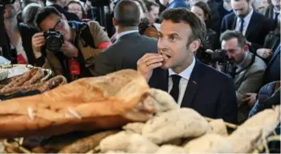  ?? Caroline Blumberg/reuters ?? Emmanuel Macron probeert Les Républicai­ns van Valérie Pécresse te verleiden.