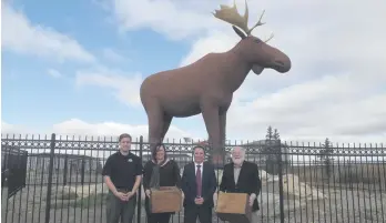  ??  ?? Molson merchandis­er Jeff Springer stands with recipients of the awards, Jacki L’Heureux, Mayor Fraser Tolmie and Glenn Hagel. Missing: Siera Bearchell.