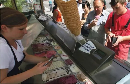  ?? Foto Matej Družnik ?? Tako priljublje­na sladica, pa niti svojega pravilnika nima.