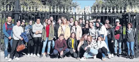  ??  ?? “Outside the Queen’s garden gate “Devant le portail du jardin de la Reine