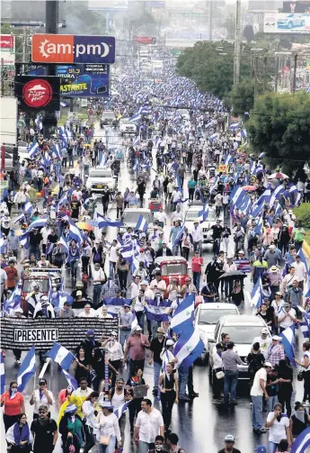  ??  ?? MARCHA. Cientos de nicaragüen­ses se unieron ayer en Managua a la marcha pacífica.