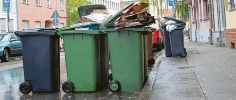  ?? Foto: Tanja Ferrarir ?? Auf dem Kreuz in der Augsburger Innenstadt stehen nach dem Streik von vergangene­r Woche noch viele ungeleerte Mülltonnen herum.