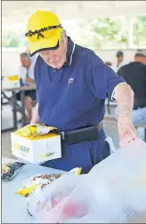  ?? [PHOTOS BY MADDIE SCHROEDER/ FOR THE DISPATCH] ?? A member of the 9-hole golf league from Westervill­e checks out the lunch offerings.