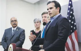  ??  ?? ASEGURA QUE DARÁ LA BATALLA. El gobernador Ricardo Rosselló dijo que puede demostrar en los tribunales que no es necesario el recorte de jornada laboral.