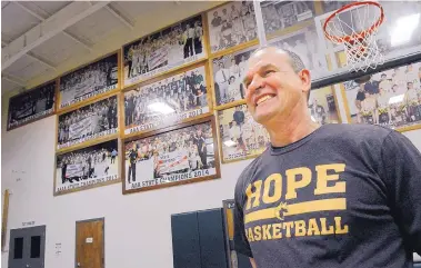  ?? JIM THOMPSON/JOURNAL ?? Jim Murphy, who has been coaching at Hope Christian for 37 years, will go for his 800th career win tonight when the Huskies face Highland.