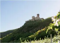  ?? ?? Die Burg Hocheppan als Sinnbild der burgenreic­hsten Region des Alpenraums