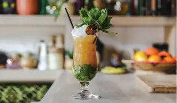  ?? ALEXA FERNANDO ?? The Faux Swizzle is a tall, refreshing tiki-ish drink on the "placebo" menu at Pretty Ugly.