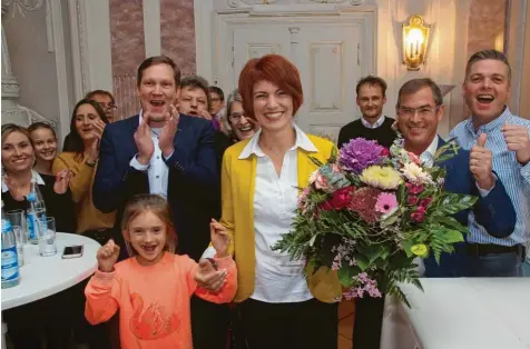  ?? Foto: Jakob Stadler ?? Große Freude bei der Lauinger CSU: Ihre Kandidatin Katja Müller hat die Stichwahl für sich entschiede­n. An der Hand hält sie ihre Tochter Felicia.