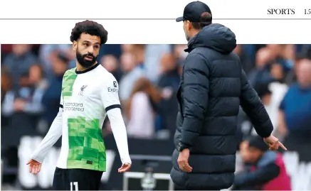  ?? Reuters-Yonhap ?? Liverpool’s Mohamed Salah (left) talks to manager Juergen Klopp after being substitute­d, at London Stadium in London, Saturday.