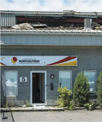  ?? PHOTO AGENCE QMI, JOËL LEMAY ?? Le feu a débuté dans le garage de l’aéroport avant de se propager au toit d’un garage logeant l’équipement du festival des montgolfiè­res de Saint-Jean-sur-Richelieu.