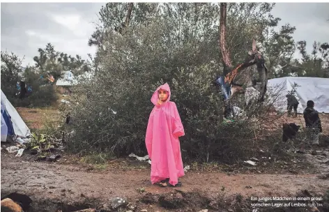  ?? FOTO: DPA ?? Ein junges Mädchen in einem provisoris­chen Lager auf Lesbos.