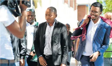  ?? Picture: EUGENE COETZEE ?? DAY IN COURT: Nelson Mandela Bay ANC councillor Andile Lungisa, centre, with advocate Tembeka Ngcukaitob­i at the Eastern Cape High Court in Makhanda