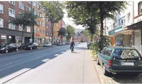  ?? FOTO: STADT DÜSSELDORF ?? Auf der Bilker Allee werden jetzt jeweils auf der rechten Fahrspur Radfahrstr­eifen markiert. Der Radweg ist zunächst ein Versuch.